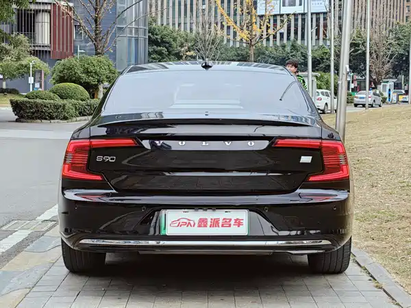 Volvo S90 Plug-In Hybrid 2023