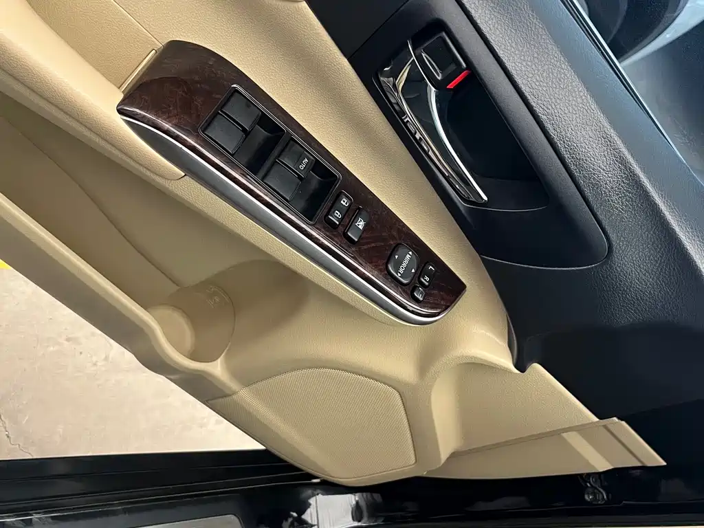 Toyota Camry 2016 — фото 8