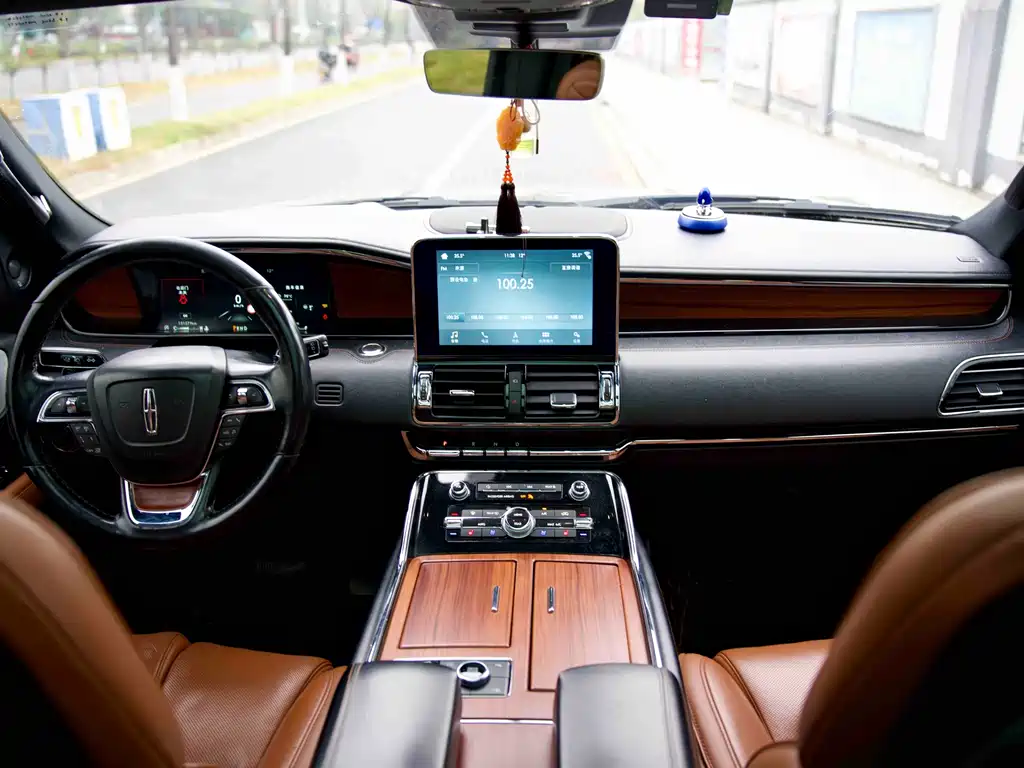 Lincoln Navigator 2019 — фото 16