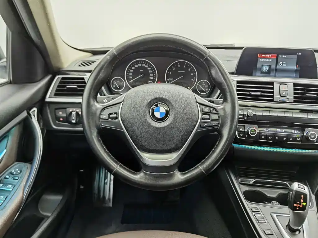 BMW 3 Series 2018 — фото 11