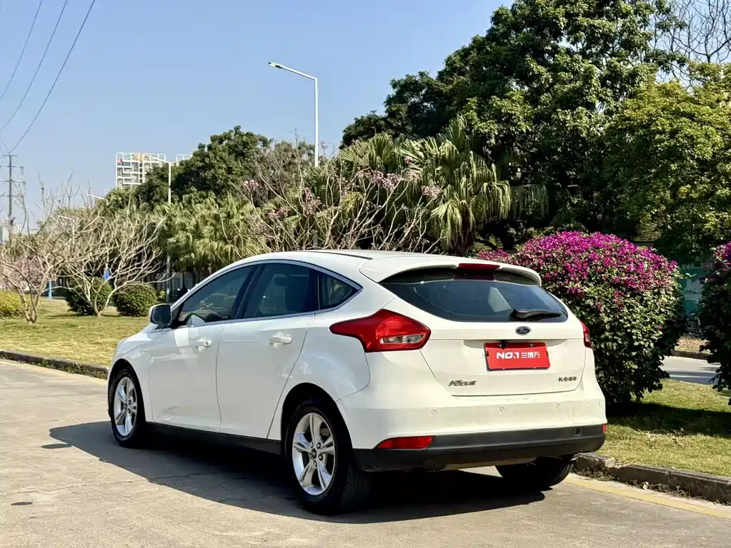 Ford Focus 2015 — фото 9