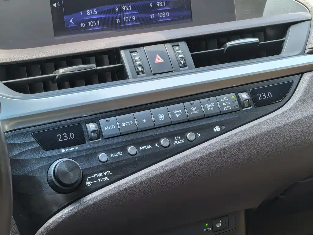 Lexus ES 2019 — фото 13