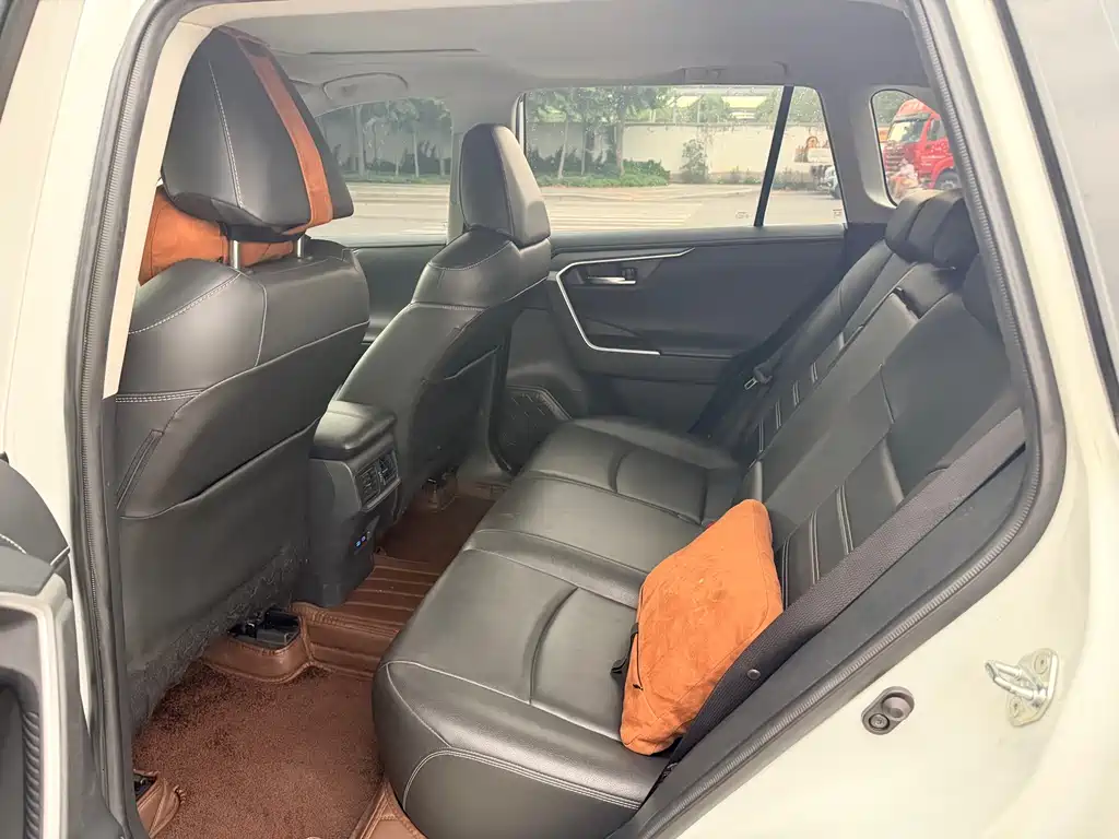 Toyota RAV4 2021 — фото 5