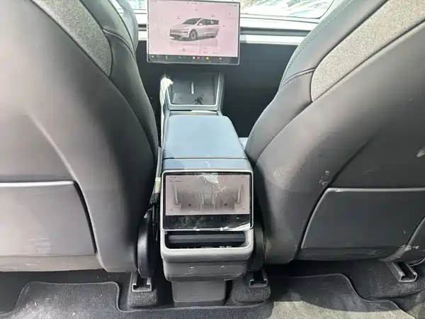 Tesla Model Y L 2026