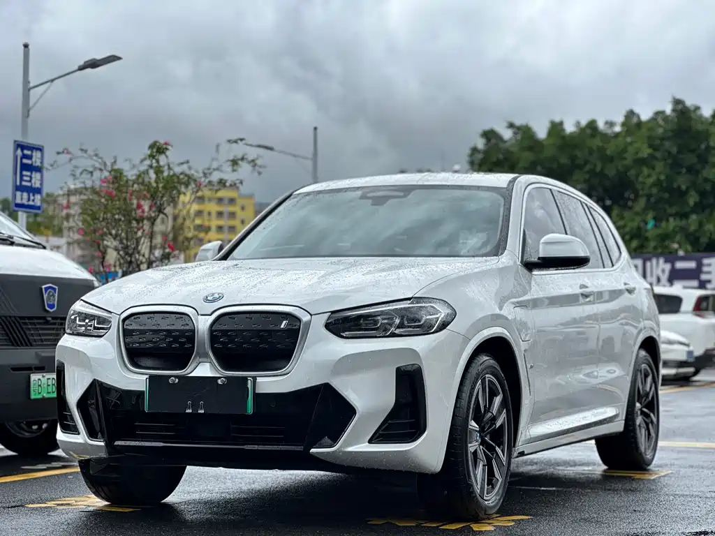 BMW iX3 2024 — фото 1