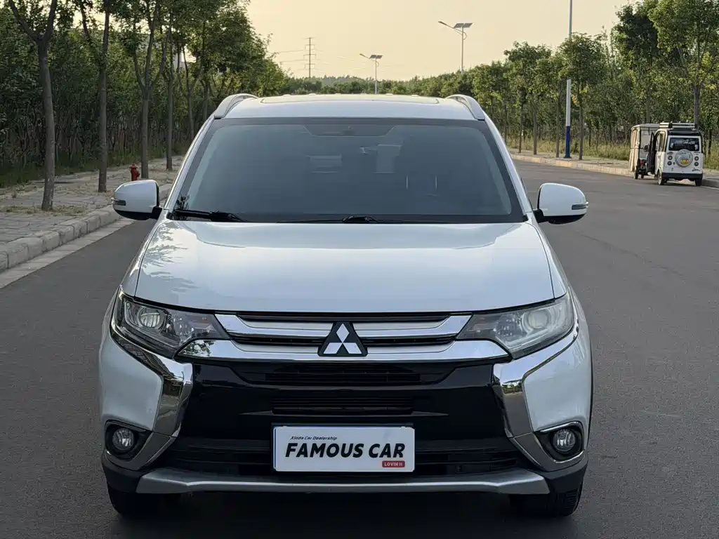 Mitsubishi Outlander 2018 — фото 2