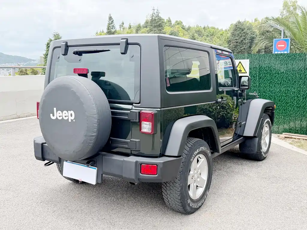 Jeep Wrangler 2011 — фото 16