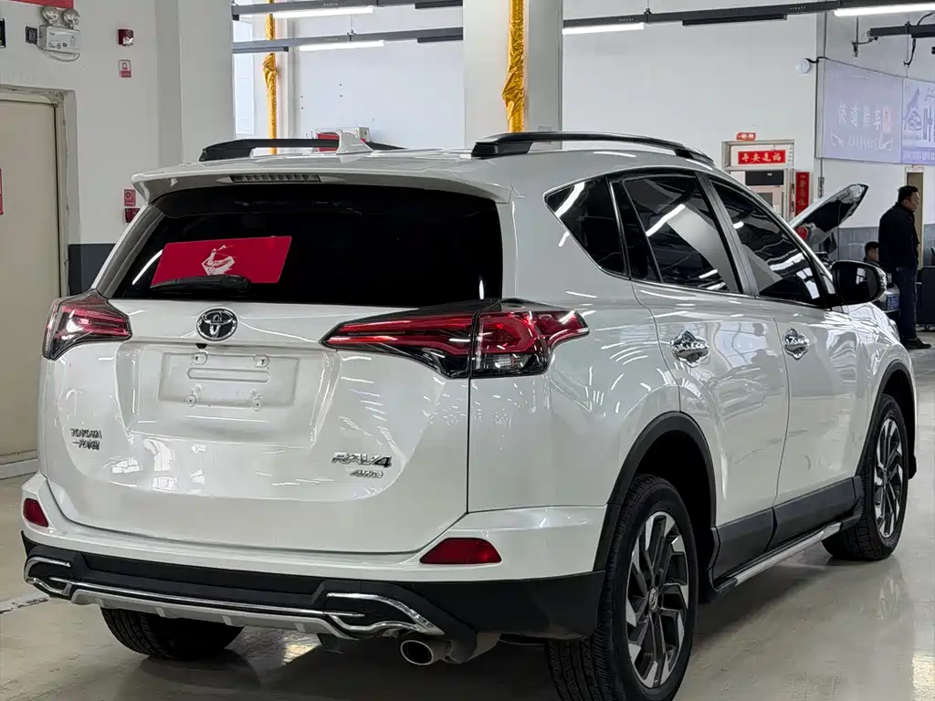 Toyota RAV4 2017 — фото 9