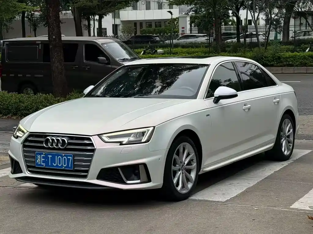 Audi A4L 2019 — фото 1