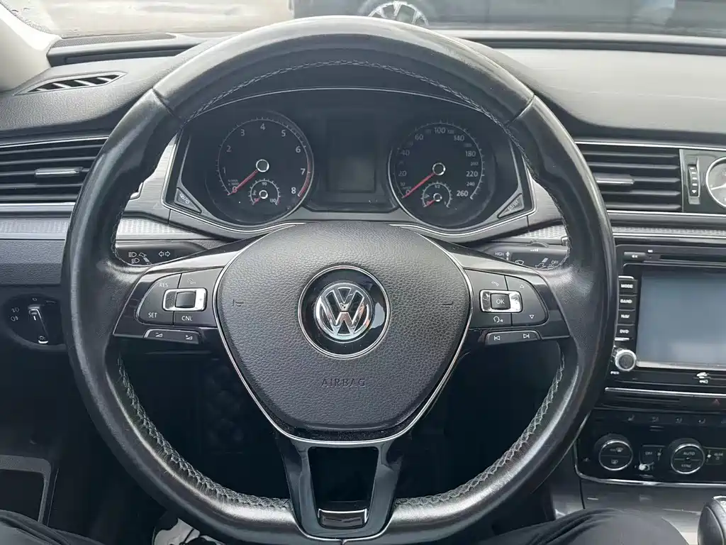 Volkswagen Passat 2018 — фото 15