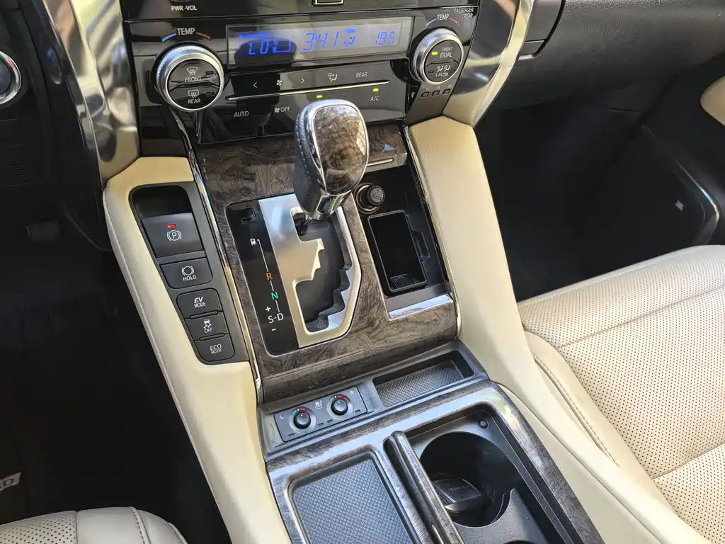 Toyota Alphard 2021 — фото 26