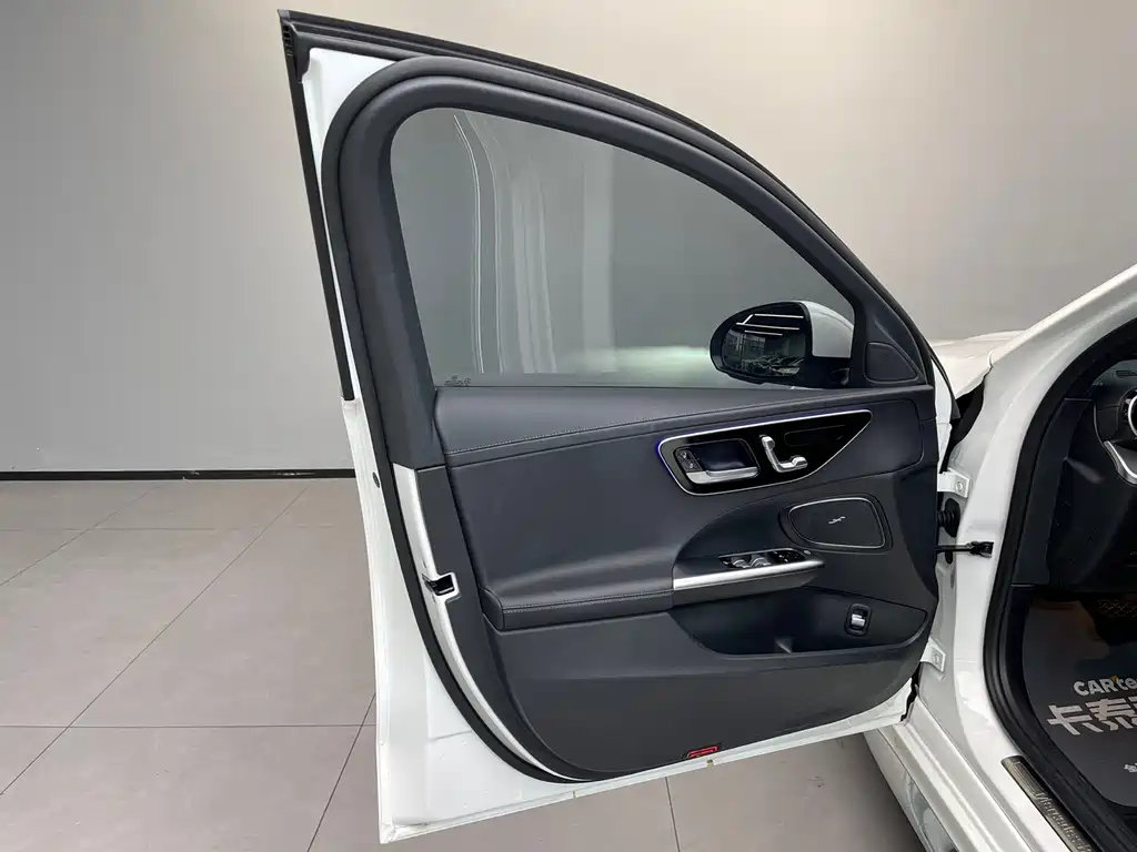 Mercedes-Benz C-Class 2024 — фото 25