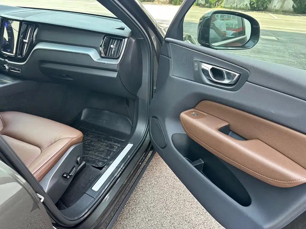 Volvo XC60 2021 — фото 20