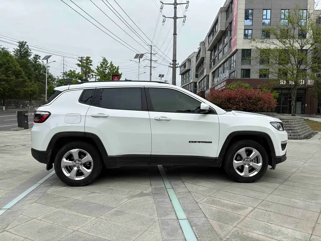 Jeep Compass 2017 — фото 15