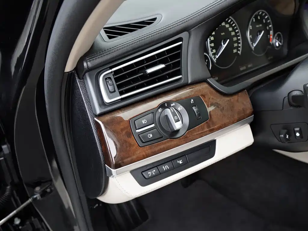 BMW 7 Series 2010 — фото 19
