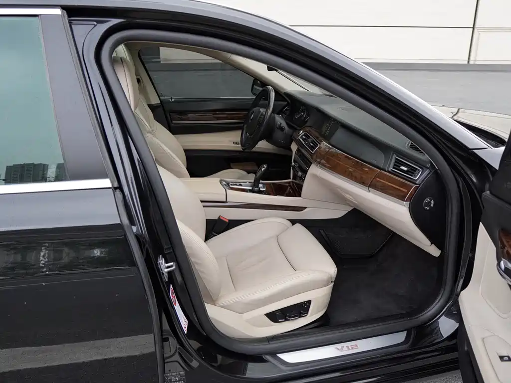 BMW 7 Series 2010 — фото 14