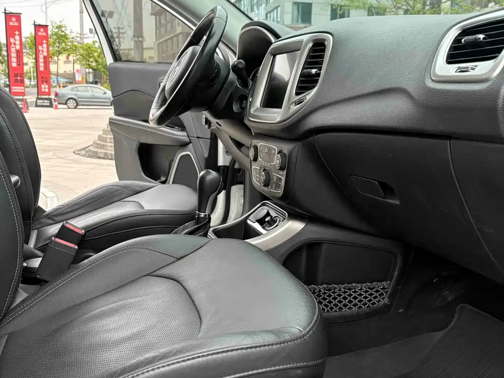 Jeep Compass 2017 — фото 14