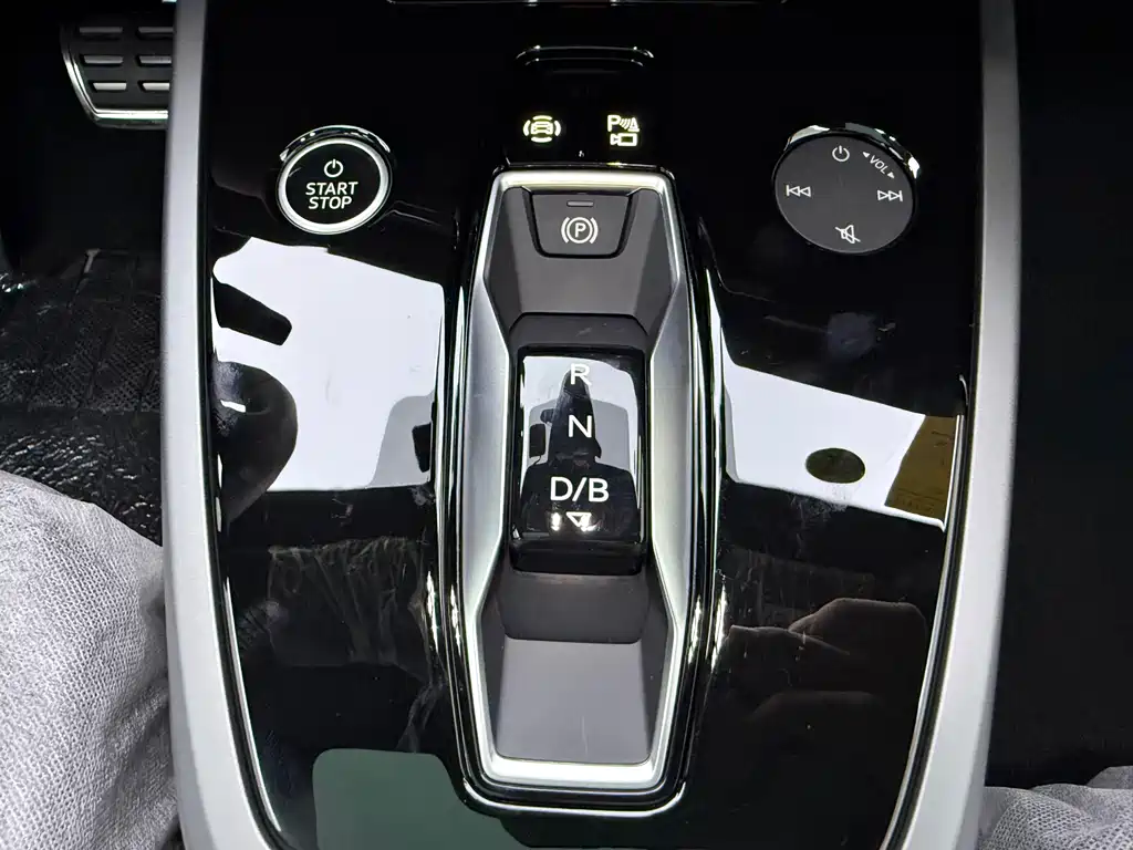 Audi Q5 e-tron — фото 11