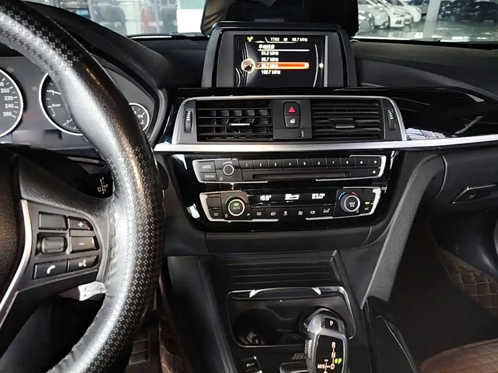 BMW 3 Series 2017 — фото 10