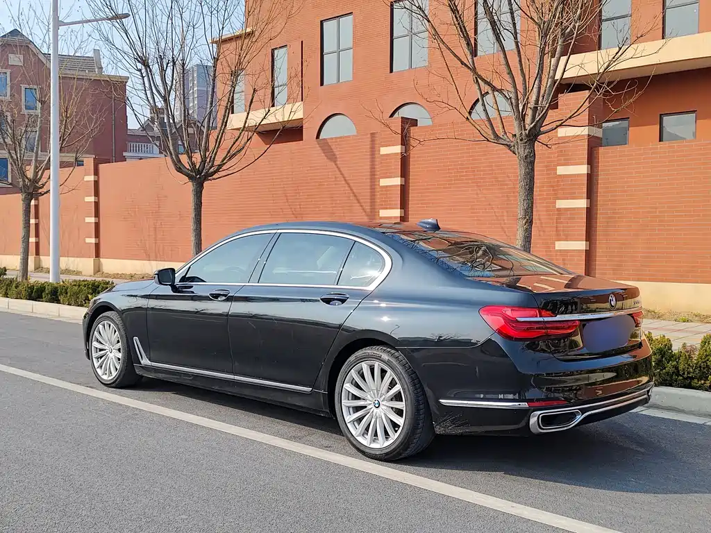 BMW 7 Series 2018 — фото 30