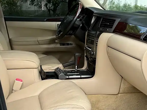 Lexus LX 2010