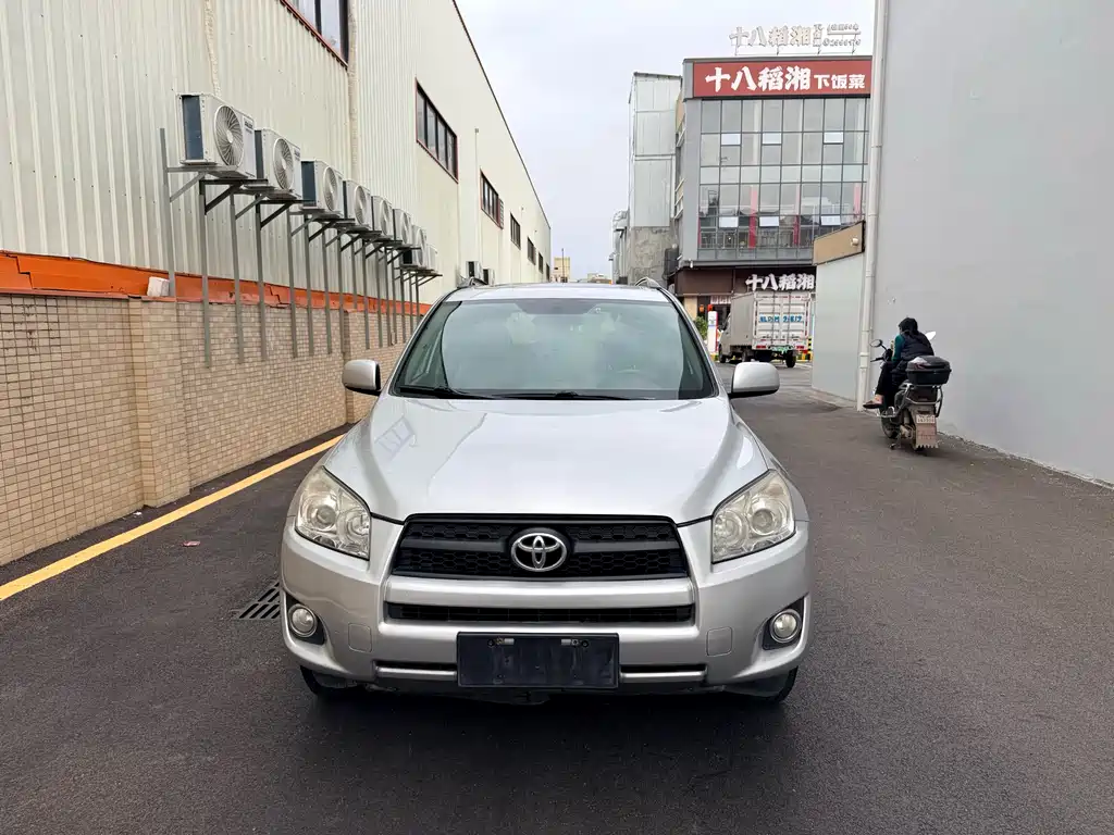 Toyota RAV4 2011 — фото 2