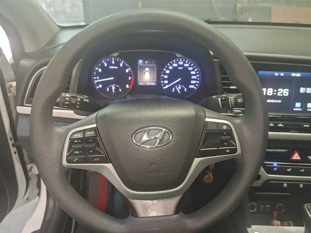 Hyundai Elantra 2018 — фото 11