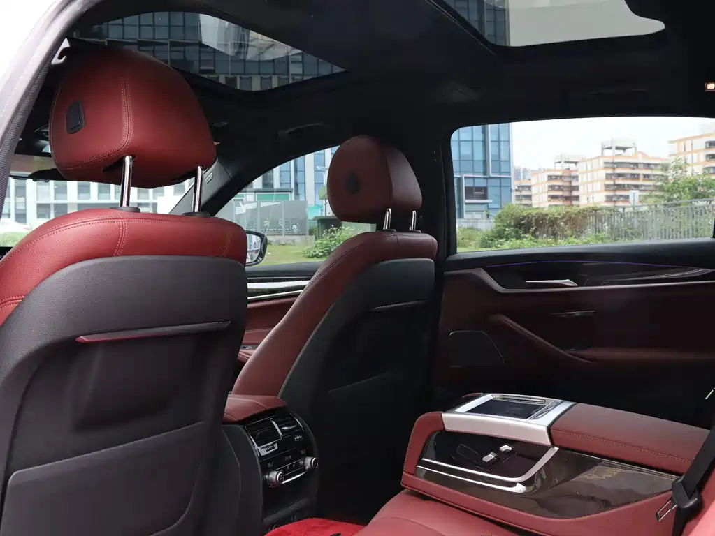 BMW 5 Series 2019 — фото 13