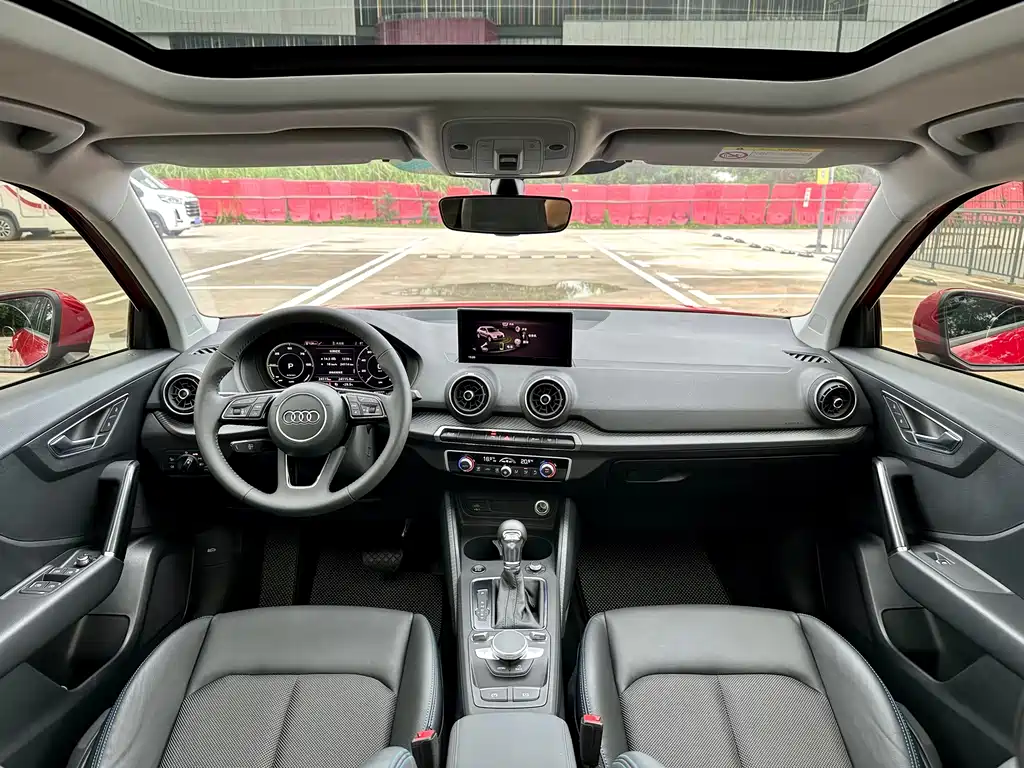 Audi Q2L e-tron 2021 — фото 12