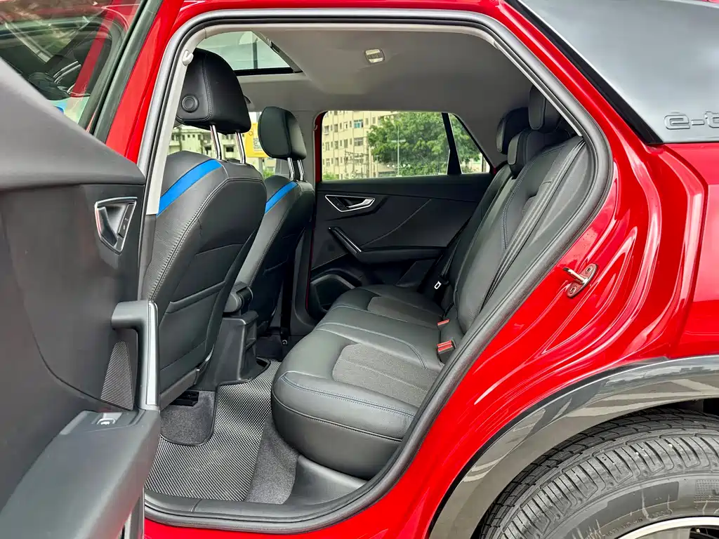 Audi Q2L e-tron 2021 — фото 11
