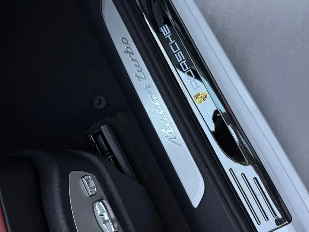 Porsche Macan 2017 — фото 11