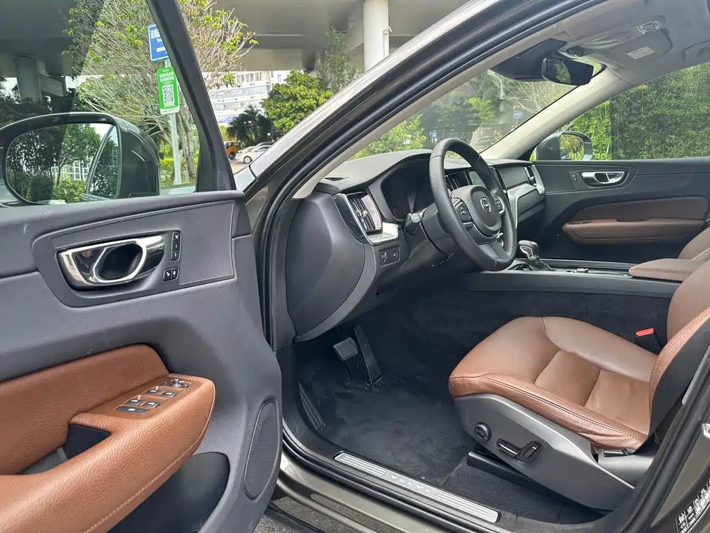 Volvo XC60 2019 — фото 11