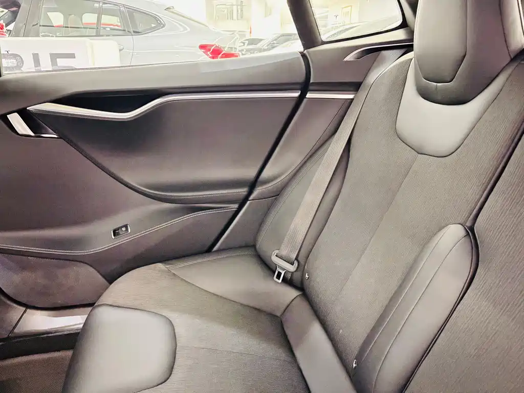 Tesla Model S 2017 — фото 17