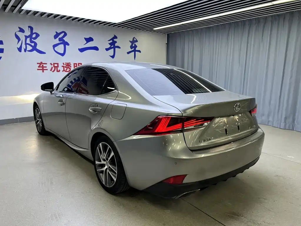 Lexus IS 2017 — фото 20