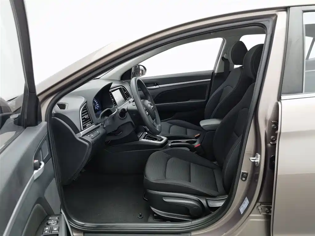 Hyundai Elantra 2016 — фото 10