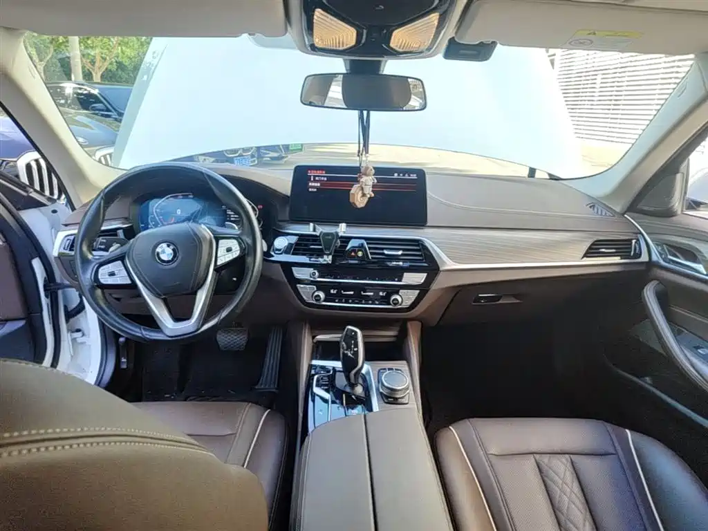 BMW 5 Series 2021 — фото 10