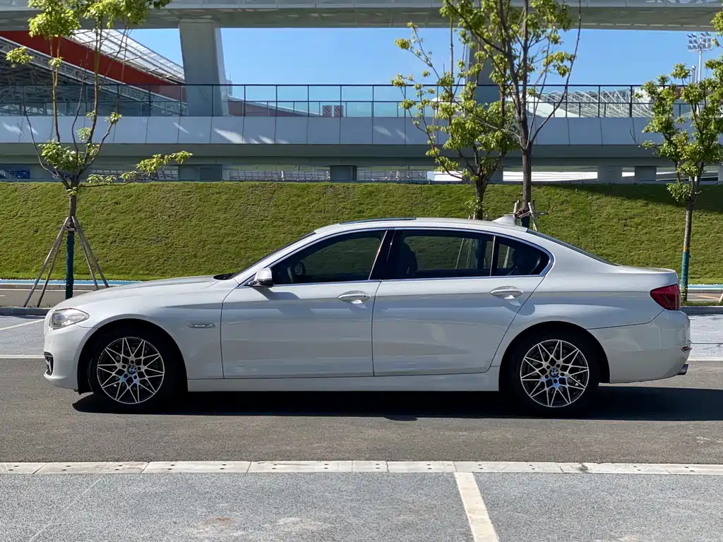 BMW 5 Series 2015 — фото 3
