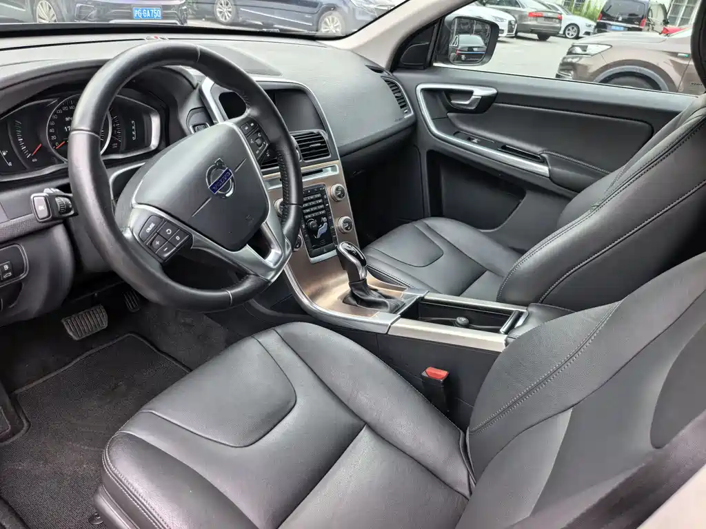 Volvo XC60 2017 — фото 15