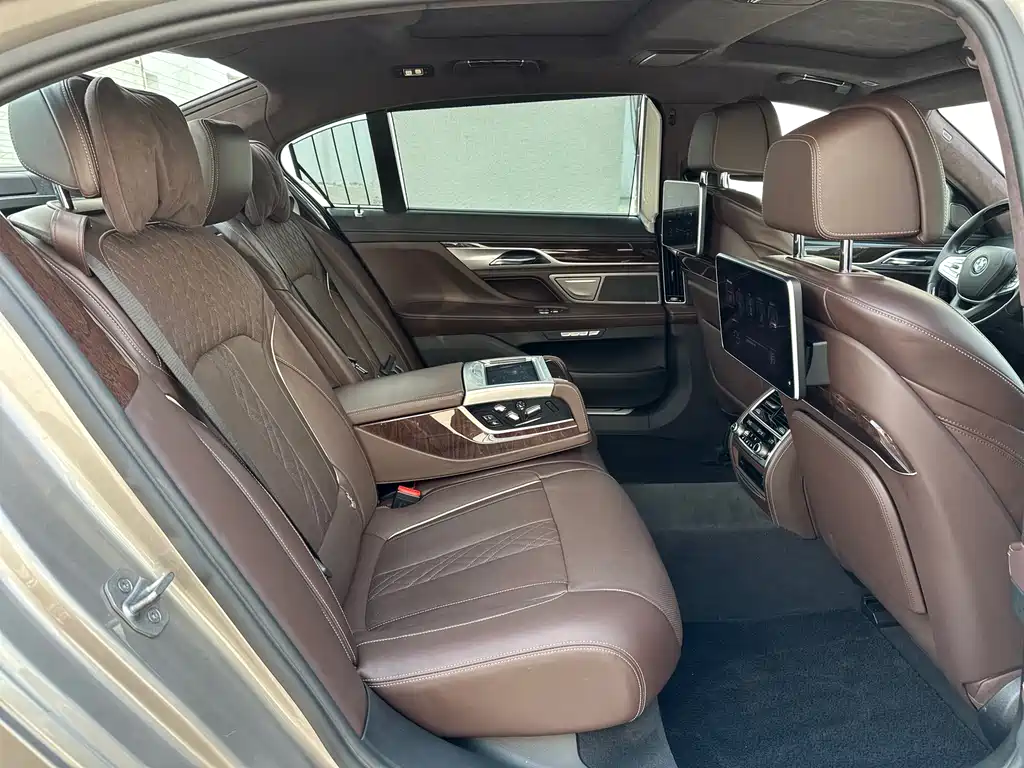 BMW 7 Series 2018 — фото 10