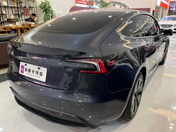 Tesla Model 3 2024
