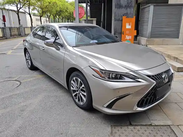 Lexus ES 2023