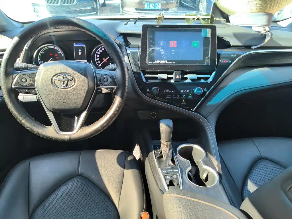 Toyota Camry 2023 — фото 13