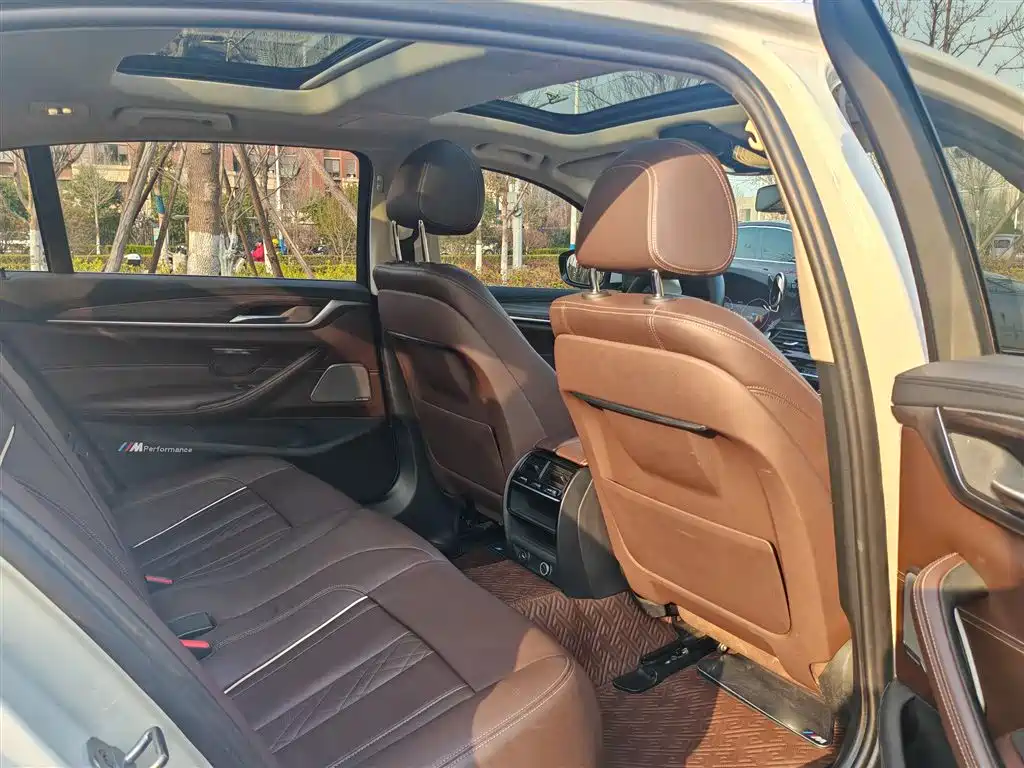BMW 5 Series 2019 — фото 19