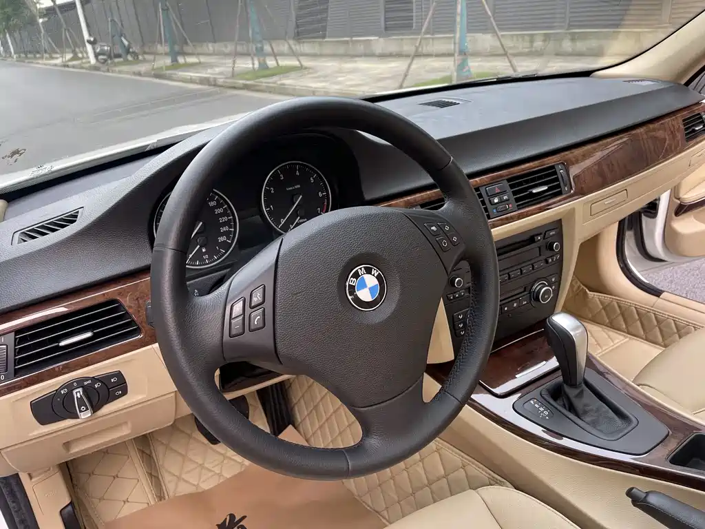 BMW 3 Series 2010 — фото 13