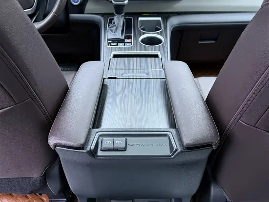 Toyota Granvia 2023 — фото 13
