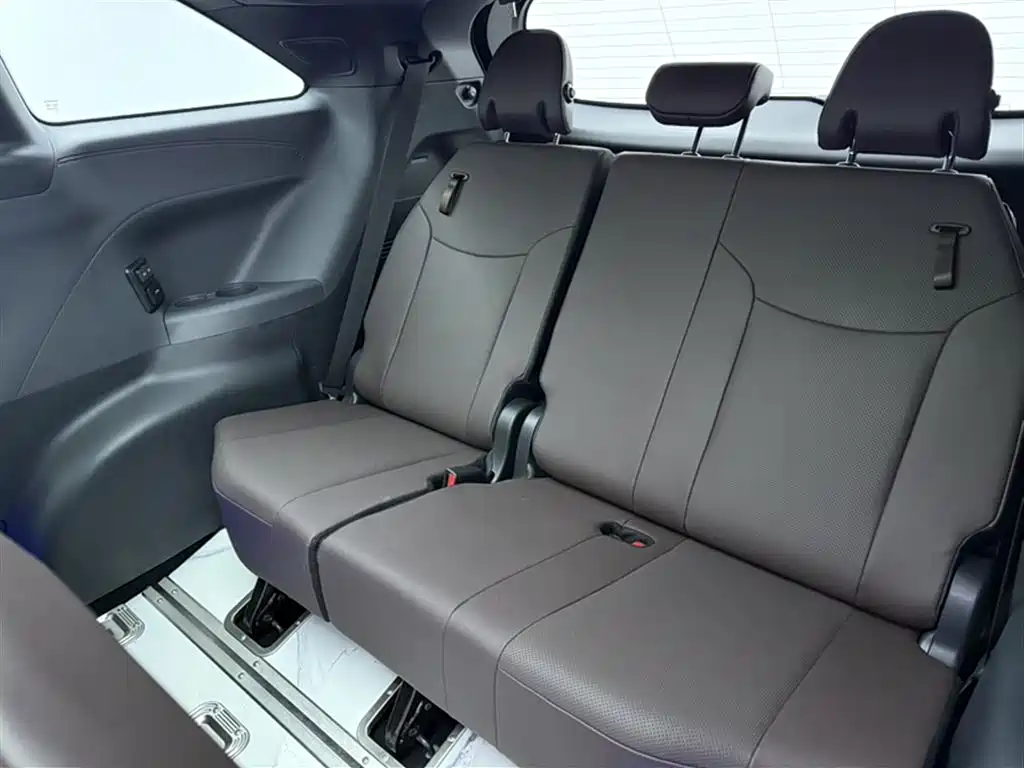 Toyota Granvia 2023 — фото 17