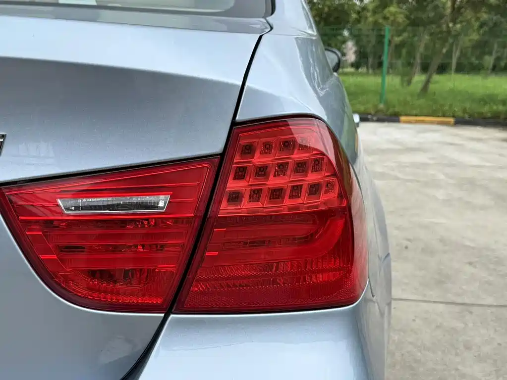 BMW 3 Series 2011 — фото 12