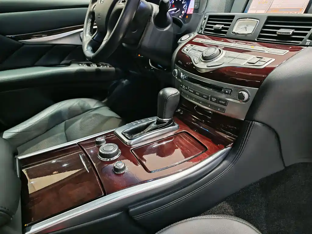 Infiniti Q70 2015 — фото 12
