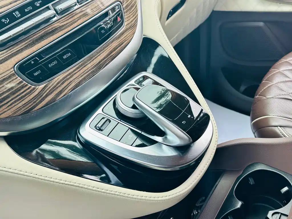Mercedes-Benz V-Class 2019 — фото 14