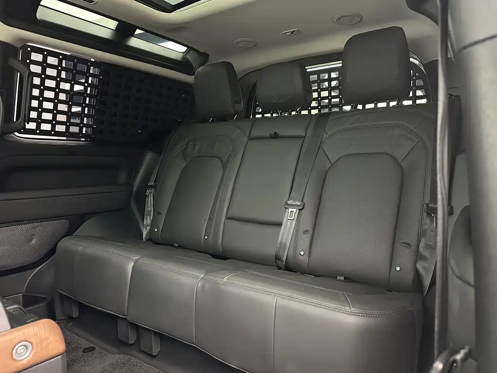 Land Rover Defender 2023 — фото 16